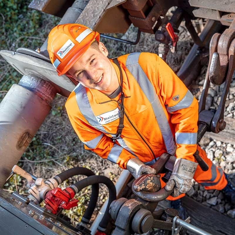 Motiv eines RheinCargo Mitarbeiters bei der Arbeit an einer Lok