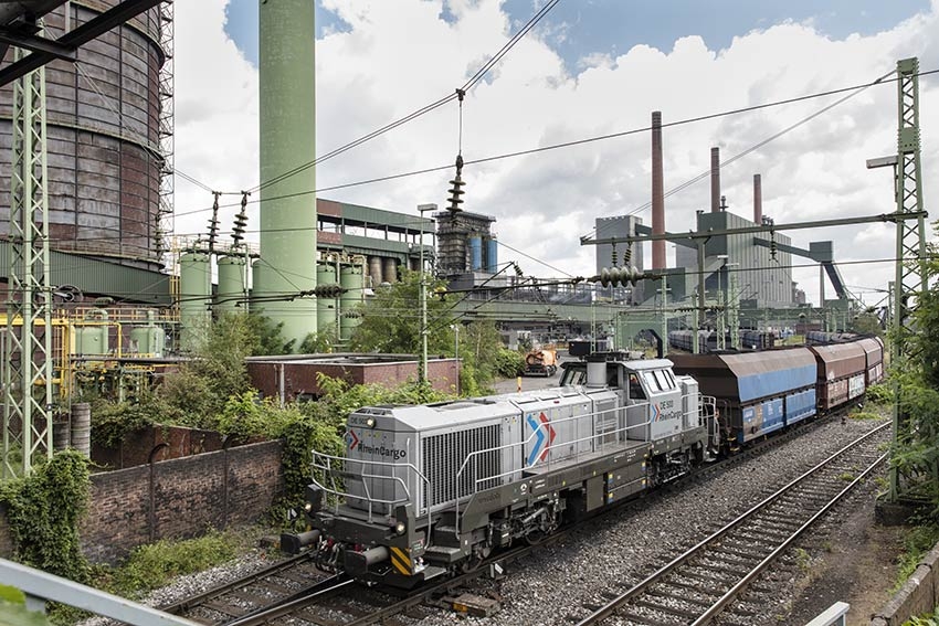 Bild eines Zuges der RheinCargo auf Schienen